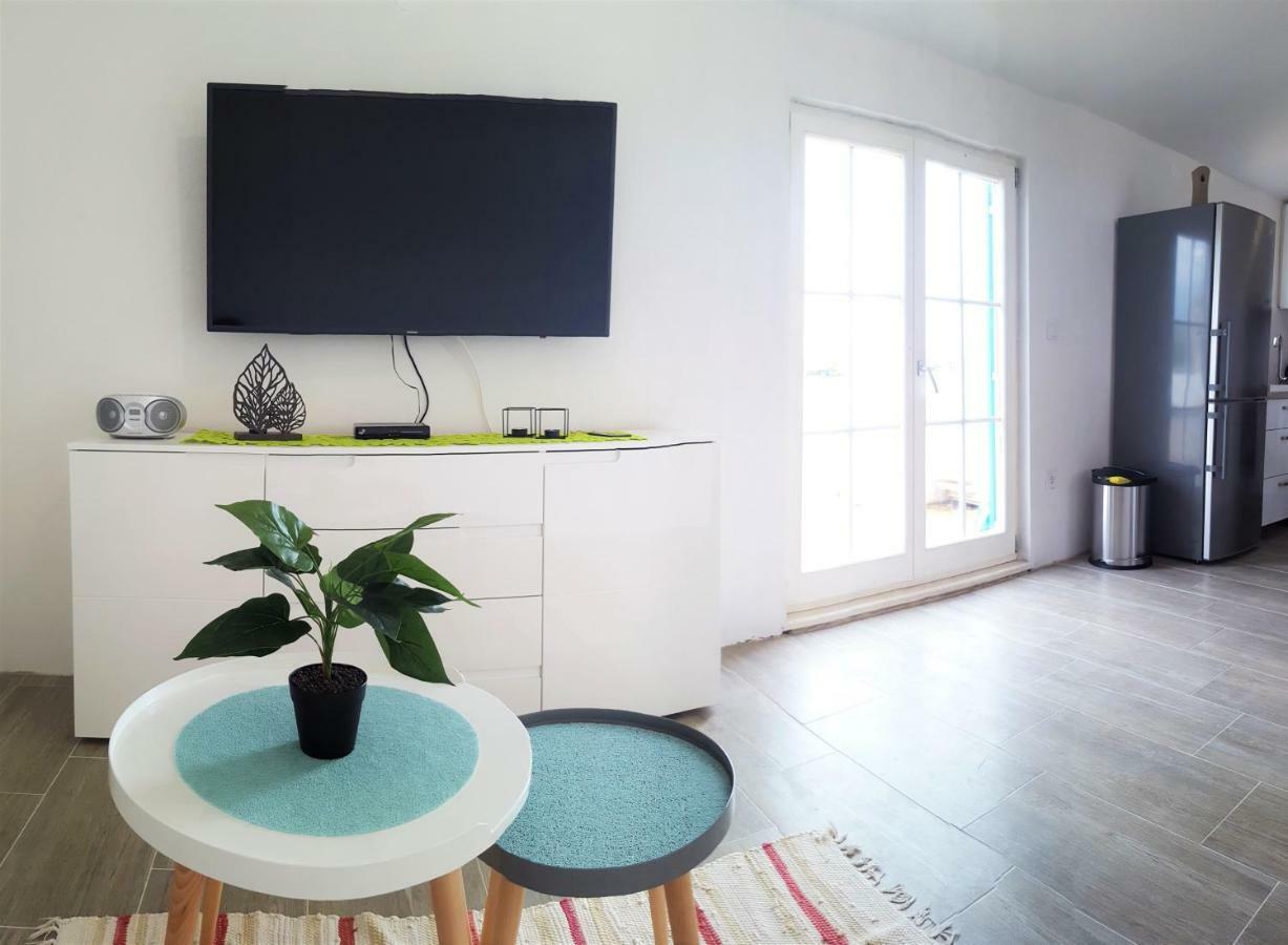 Apartment Svilan - Terrace With Sea View And Nature Zečevo エクステリア 写真