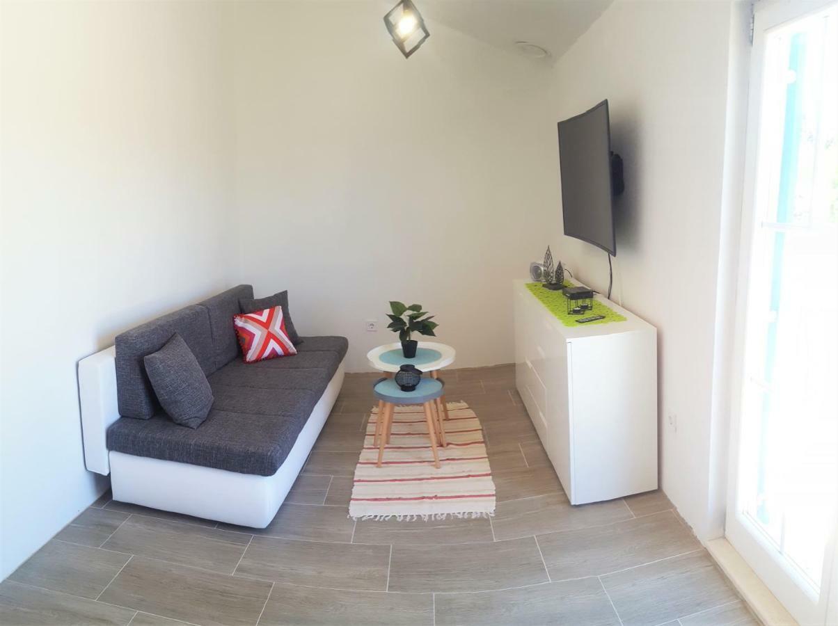 Apartment Svilan - Terrace With Sea View And Nature Zečevo エクステリア 写真